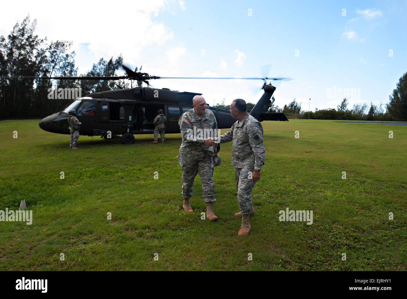 US-Armee Generalmajor Anthony Crutchfield grüßt Army Chief Of Staff General Ray Odierno, während er beenden ein UH-60 Black Hawk Hubschrauber am Camp Smith, HI, 9. Januar 2013.  US Army Staff Sgt Teddy Wade Stockfoto