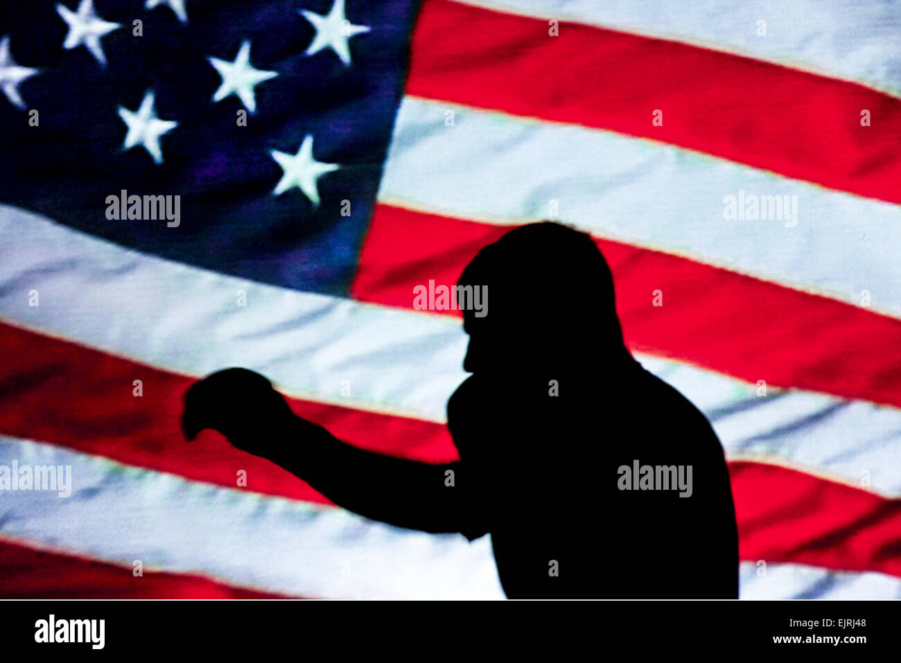 Ein Kämpfer erwärmt sich hinter einem Bildschirm, die amerikanische Flagge kurz vor seinem Kampf in 2012 US Armee Combatives Turnier in Fort Hood, Texas 28. Juli 2012.  EJ Hersom Stockfoto