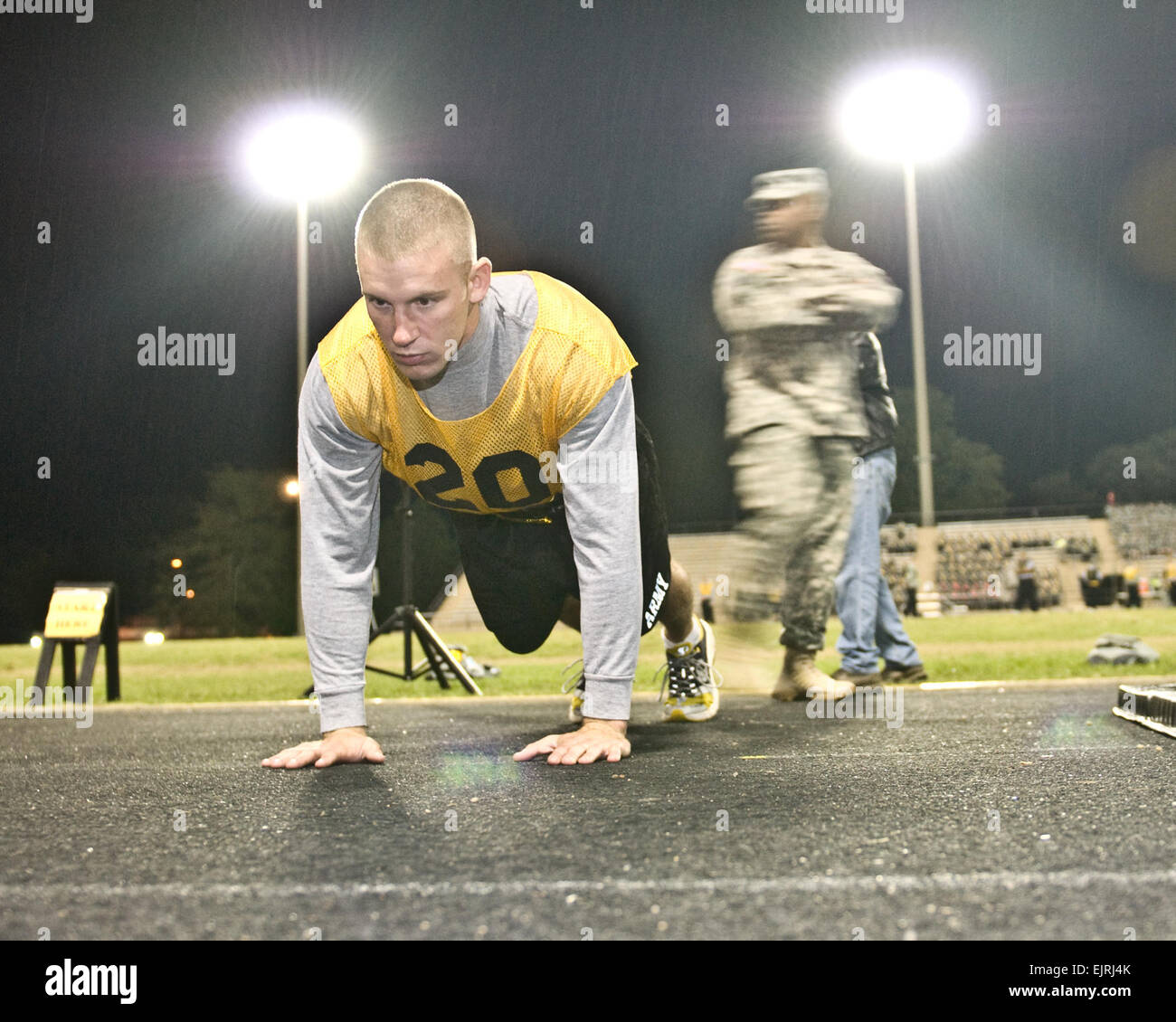 CPL. Ryan J. Barger, von Orleans, Michigan, der ein Militärpolizist mit der 303. MP-Firma aus Jackson, Mississippi, ist vorbereitet die Push-up-Veranstaltung während der Armee körperliche Fitness-Test an der 2011-Abteilung der Armee besten Krieger Wettbewerb am 3. Okt. start. Die Push-up-Event misst die Ausdauer der Brust, Schultern und Trizepsmuskeln. Stockfoto