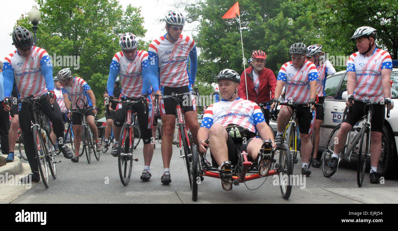 Straße 2 Recovery Bike Trek Craig Coleman 21. Mai 2008 Spc. Justin Clark sitzen, wer ist derzeit Therapie am Walter Reed Army Medical Center, führt Fahrer auf der Straße 2 Recovery 480-Meile Fahrrad Trek, die 20 Mai begann. Stockfoto