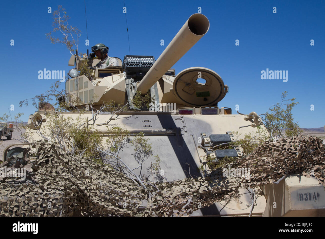 Ein Soldat mit B-Truppe, 1. Staffel, 11th Armored Cavalry Regiment, kommuniziert feindliche Stellungen zum höheren Hauptquartier während eines Juni 15, Situational Trainingsübung in Fort Irwin, Kalifornien Die Übung war die entscheidende Aktion Rotations Übung zur Vorbereitung Krieger aus dem 2nd Brigade Combat Team, 4. US-Infanteriedivision für künftige Konflikte.  Sgt. Erik A. Thurman, 11th Armored Cavalry Regiment, Öffentlichkeitsarbeit Stockfoto