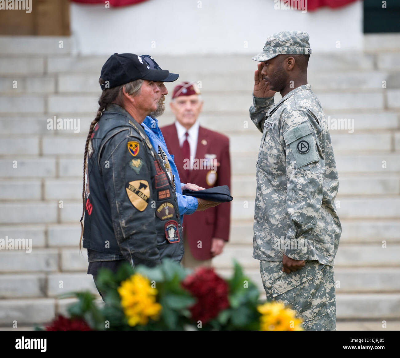 Als Teil einer Mannschaft Shaw Zeremonie in der Erkenntnis der Kriegsgefangenen und missing in Action Nationalfeiertag, Staff Sgt. La Troy Butler, eine dritte Armee / ARCENT Versorgung Unteroffizier und Suffolk, Virginia stammende präsentiert ein POW/MIA-Flag an die Mitglieder der Rolling Thunder. Rollender Donner ist eine Non-Profit-Organisation united im Namen der Kriegsgefangenen und MIAs aller Kriege und motiviert durch ihre Losung, "Wir werden nicht vergessen."  Staff Sgt Nicholas Salcido, 3. US-Armee / ARCENT Public Affairs. Stockfoto