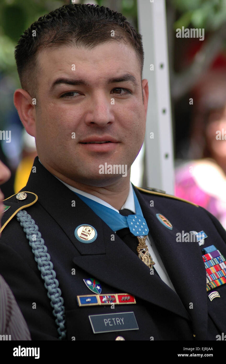 SANTA FE, NM – Sgt. 1. Klasse Leroy A. Petry, 75th Ranger Regiment Ehrenmedaille Empfänger, an der Rezeption danach die Ranger Homecoming Parade in Santa Fe. Dies war Petry der erste Besuch nach Santa Fe seit dem Erhalt der Medal Of Honor, 12 Juli.  Sgt. 1. Klasse Michael R. Noggle, USASOC Public Affairs Stockfoto