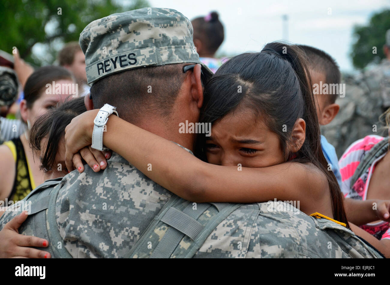 Ein junges Mädchen umarmt ihr Vater nach einer Umschichtung Zeremonie für die 1st Brigade Combat Team "Ironhorse", 1. Kavallerie-Division, Hauptteil 4, 17 Juni, auf Cooper-Feld. Die Brigade ist derzeit von einer Jahres-Tour im Irak und in Kuwait bereitstellen zu müssen. Stockfoto