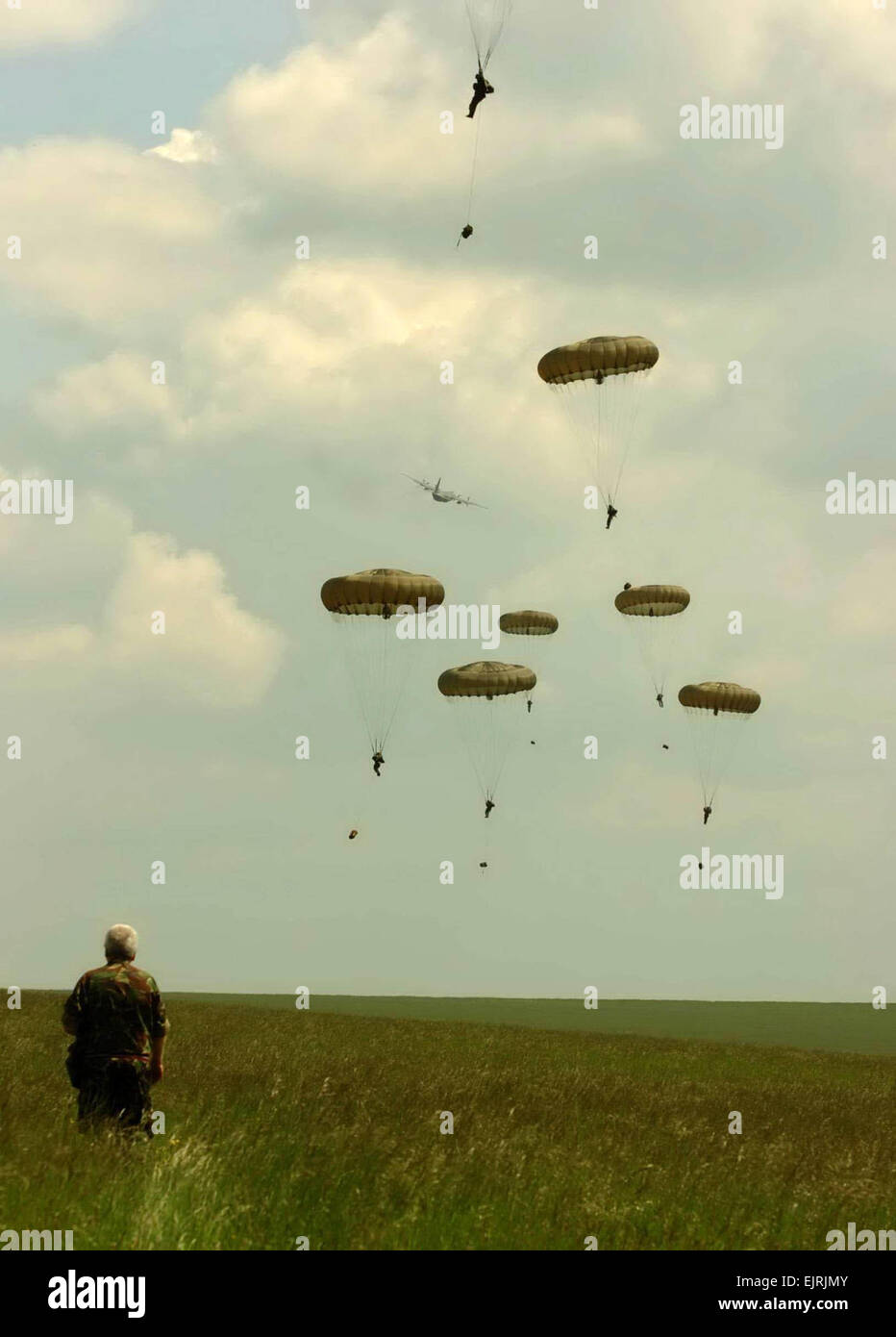 Soldaten vorbereitet zu Ehren des zweiten Weltkriegs Veteranen in der Normandie Sgt. 1. Klasse Scott D. Turner 6. Juni 2008 amerikanischen Fallschirmjäger aus quer durch die USA beteiligen sich an einer Demonstration "Jump" in das Vereinigte Königreich in der Vorbereitung für den 64. Jahrestag des d-Day-Gedenkfeier am 7. Juni 2008 stattfinden wird. Stockfoto