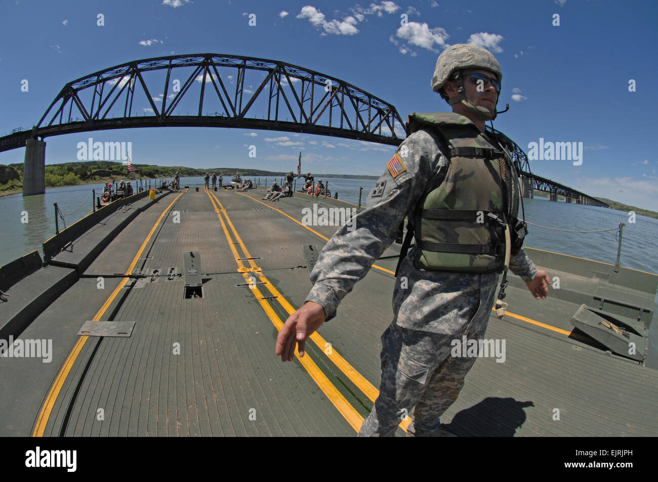 US Armee Sgt. Colin Lamoat, die Brücke Floß Kommandeurkreuz der 200. Multi-Role Bridge Company, leitet zwei Boote mit einer Float-Brücke in Chamberlain, S.D., 7. Juni 2008. Die Float-Brücke wurde verwendet, um Konvois und Lastwagen während einer Flussüberquerung zu transportieren.  Airman Corey Hook Stockfoto US Armee Sgt. Colin Lamoat, die Brücke Floß Kommandeurkreuz der 200. Multi-Role Bridge Company, leitet zwei Boote mit einer Float-Brücke in Chamberlain, S.D., 7. Juni 2008. Die Float-Brücke wurde verwendet, um Konvois und Lastwagen während einer Flussüberquerung zu transportieren.  Airman Corey Hook Stockfoto
