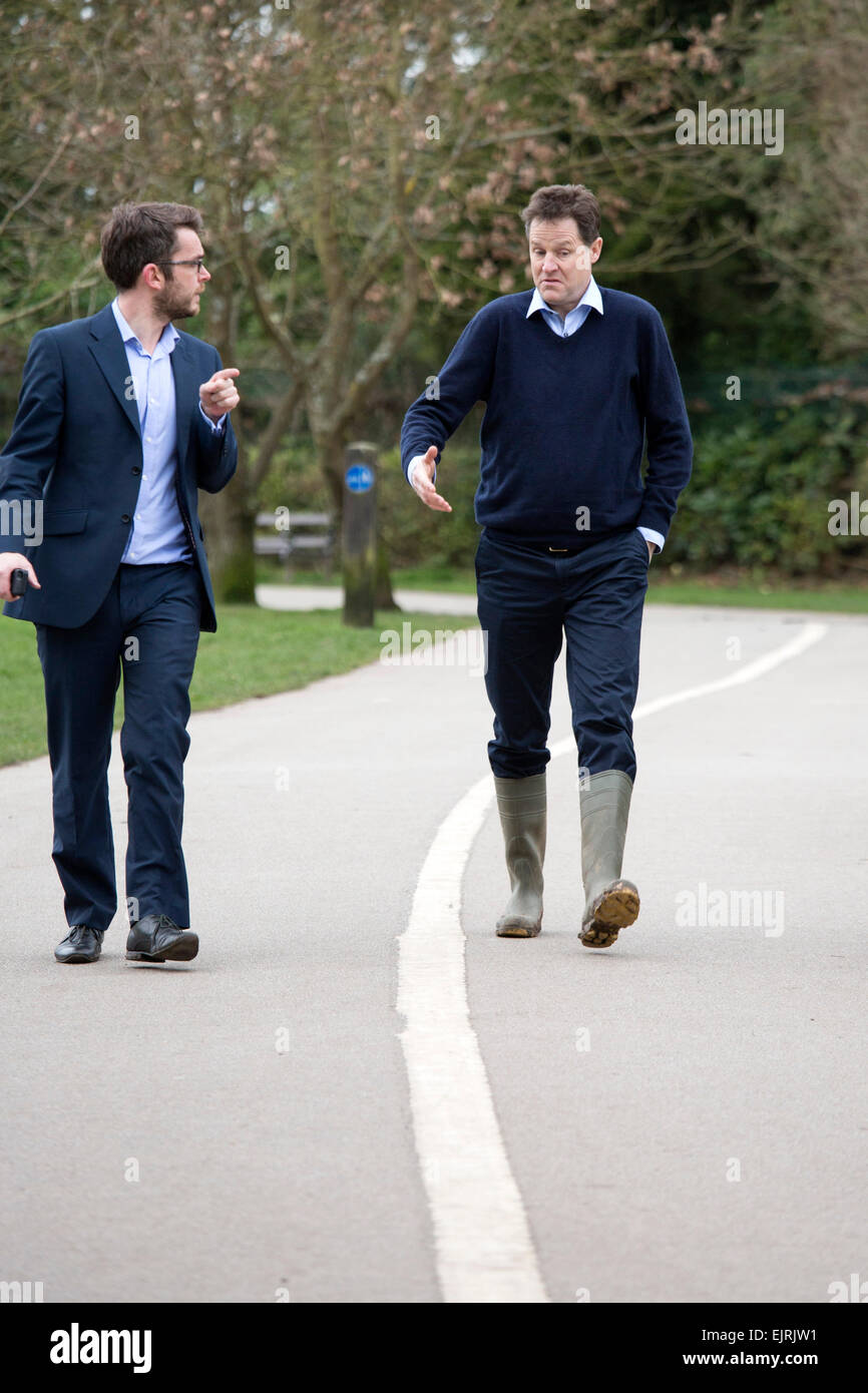Vizepremier Nick Clegg Parkridge Naturzentrum am ersten Tag der Kampagne bei den allgemeinen Wahlen zu besuchen Stockfoto