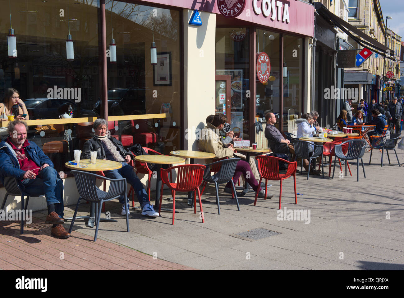 Leute sitzen außerhalb Costa Coffee-Shop in der Frühlingssonne, Bristol Stockfoto