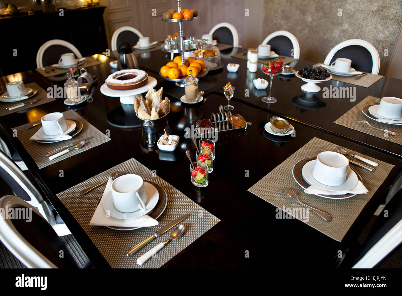 Stilvolle französisches Frühstück im Speisesaal eines Luxushotels Stockfoto