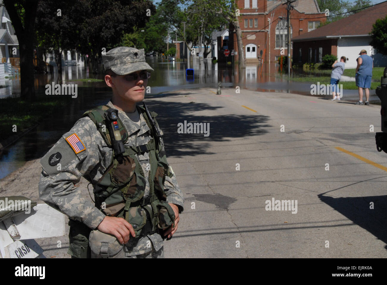 US Army Spc. Travis Paulsen, ein Gesundheits-Spezialisten von der 2-34 Bataillon Support Truppe Brigade steht Wache um Zivilisten aus Eingabe nicht autorisierte Hochwasser und Beihilfe bei der Hilfsmaßnahmen in Cedar Rapids, Iowa, 13. Juni 2008 zu verhindern. Iowa Nationalgarde Soldaten und Piloten arbeiten mit staatlichen und lokalen Behörden sorgen für Sicherheit und helfen bei Flut Hilfsaktionen. US Air Force Staff Sgt Oscar M. Sanchez-Alvarez Stockfoto