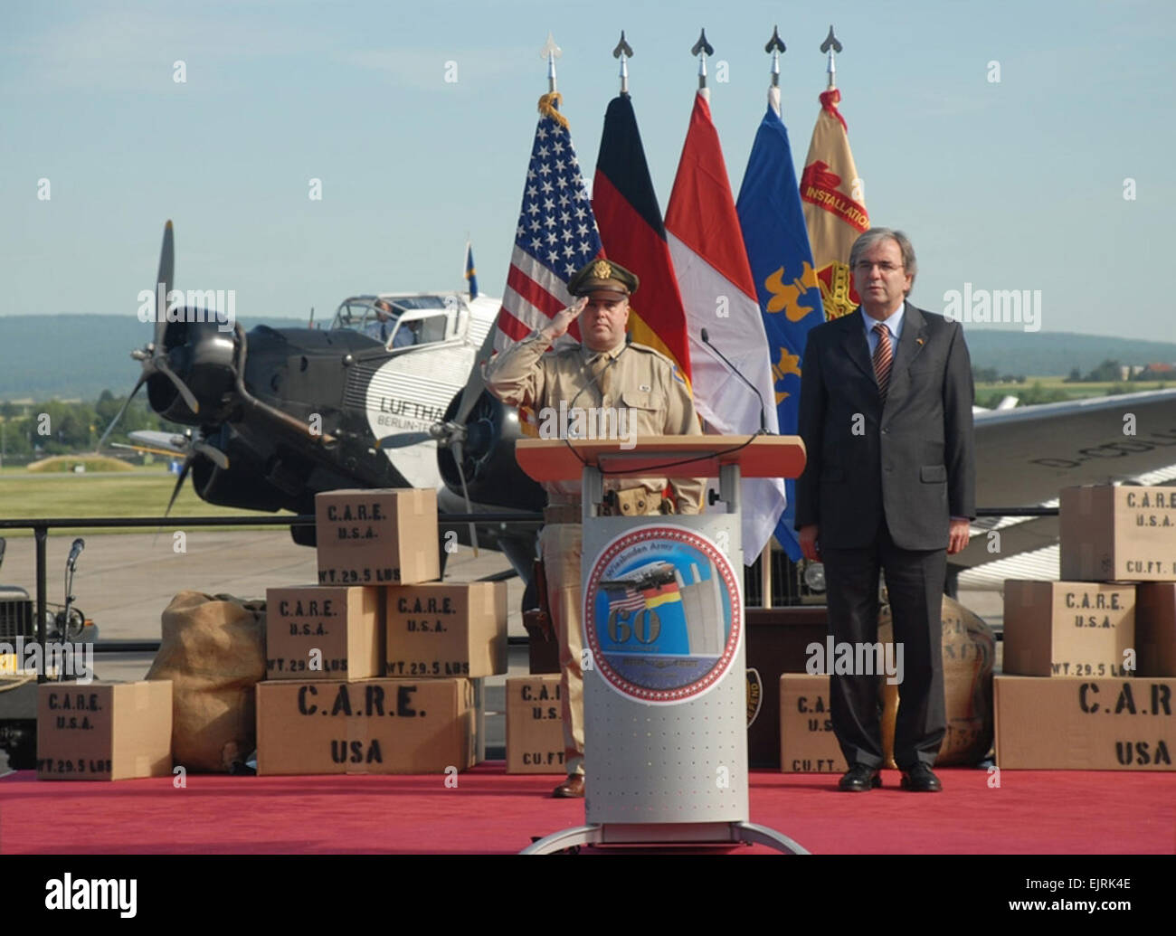 Kol. Ray Graham, Kommandeur der US-Armee Garnison Wiesbaden, Deutschland, salutiert während des Abspielens der Nationalhymne für Feierlichkeiten zum 60. Jahrestag der Berliner Luftbrücke. Graham, in einem 1940er-Jahre-Ära Armee Uniform, teilte die Bühne mit der Stadt Wiesbaden Oberbürgermeister Helm Mueller während einer Begehung Flightline 26. Juni 2008, auf Wiesbaden Army Airfield.  Ray Johnson siehe: / News/2008/06/30/10478-Wiesbaden-feiert-... /-news/2008/06/30/10478-wiesbaden-celebrates-berlin-airlift-anniversary/ Stockfoto