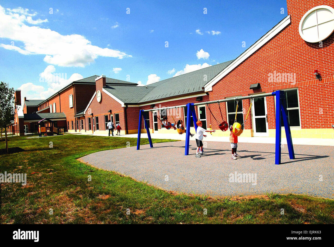 Kinder genießen Sie eines der Spielplätze rund um den neuen Child Development Center in Fort Myer, Virginia. Die neue CDC ist die größte Kindertagesstätte in das Department of Defense. Es vereint mehrere Kinder und Jugendhilfe Programme unter einem Dach, so dass es bequemer für Service-Mitarbeiter und deren Kinder.  Foto von Adam Skoczylas siehe: / News/2008/07/07/10685-größte-dod-Kind-Auto... /-news/2008/07/07/10685-largest-dod-child-care-center-opens-at-fort-myer/ Stockfoto