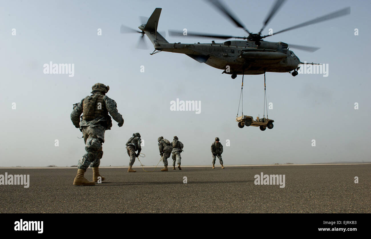 US-Soldaten geschult Sling-Last mit einem CH-53 Sea Stallion-Hubschrauber zugewiesen Marine schwere Hubschrauber Geschwader 461 auf Chabelley Flugfeld in Dschibuti 14. Juli 2008. Die Soldaten sind Teil einer gemeinsamen Kampf-Suche und Rettungs-Team mit 18. Feldartillerie-Regiment, 2. Bataillon, 4. Platoon, Bravo Batterie, und sie gelten die Ausbildung für Flugzeuge und Personal Recovery-Missionen.  Staff Sgt Samuel Rogers Stockfoto