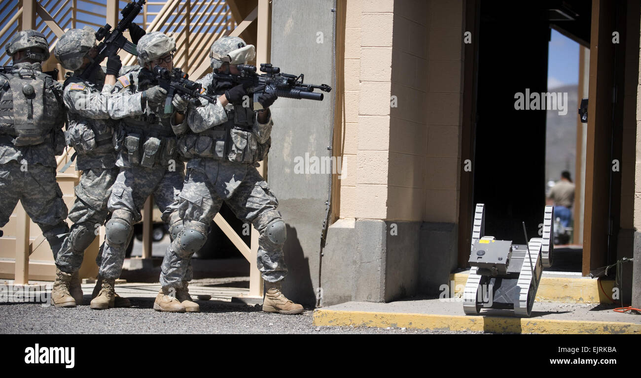 Soldaten mit der Armee Evaluation Task Force geben eine Demonstration der kleine unbemannte Boden Fahrzeug Bekämpfung Anwendung House Armed Services Committee Chairman Ike Skelton D -MO und anderen Ausschussmitglied Syvestre Reyes D -TX im Ft Bliss, TX, am 12. Juli 2008. Der Kongressabgeordnete wurden auf der Armee plant, Future Combat Systems Technologien auf Soldaten im Kampf zu beschleunigen informiert. Armee Foto von D. Myles Cullen"finden Sie unter: /-Diashows/2008/07/17/10973-Kongressabgeordnete-Vis...  /-Slideshows/2008/07/17/10973-Congressmen-visit-ft-Bliss/Index.HTML Stockfoto