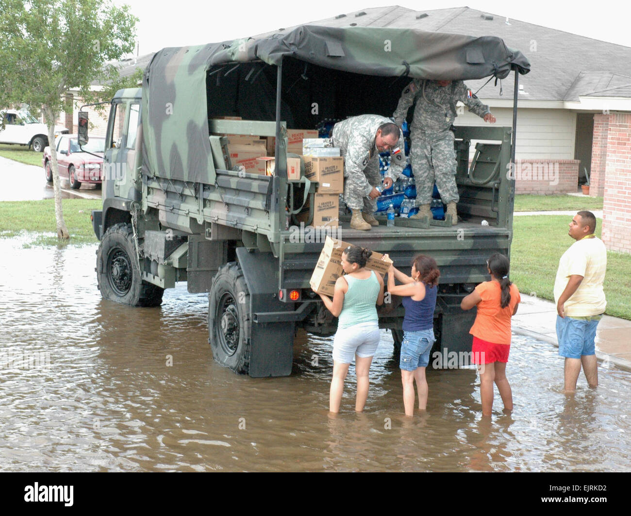 Soldaten der Nationalgarde Texas verteilen Nahrung, Wasser und Eis 25 Juli von einem leichten mittlere taktische Fahrzeug für die Bewohner von Raymondville, Texas, vom Hurrikan Dolly überflutet.  1st Sgt. Lek Mateo Stockfoto