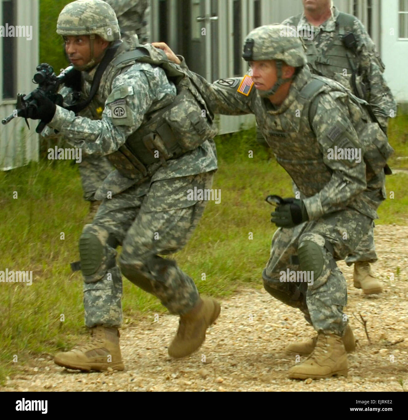 Staff Sgt Miguel A. Martinez-Velazquez, Kaplans Assistent Unteroffizier verantwortlich, 3rd Brigade Combat Team, 82nd Airborne Division, schützt 3. BCT Brigade Kaplan Major Paul Jaedicke aus eingehenden Feuer während der Rolle spielen Training für Kaplan und Kaplan des Assistenten den 3. Aug. Joint Readiness Training Center. Die Kapläne und ihre Assistenten sind Training für eine baldige Entsendung zur Unterstützung des Krieges gegen den Terror. US-Armee Pfc. Kimberly Cole, 40. Public Affairs Office Stockfoto