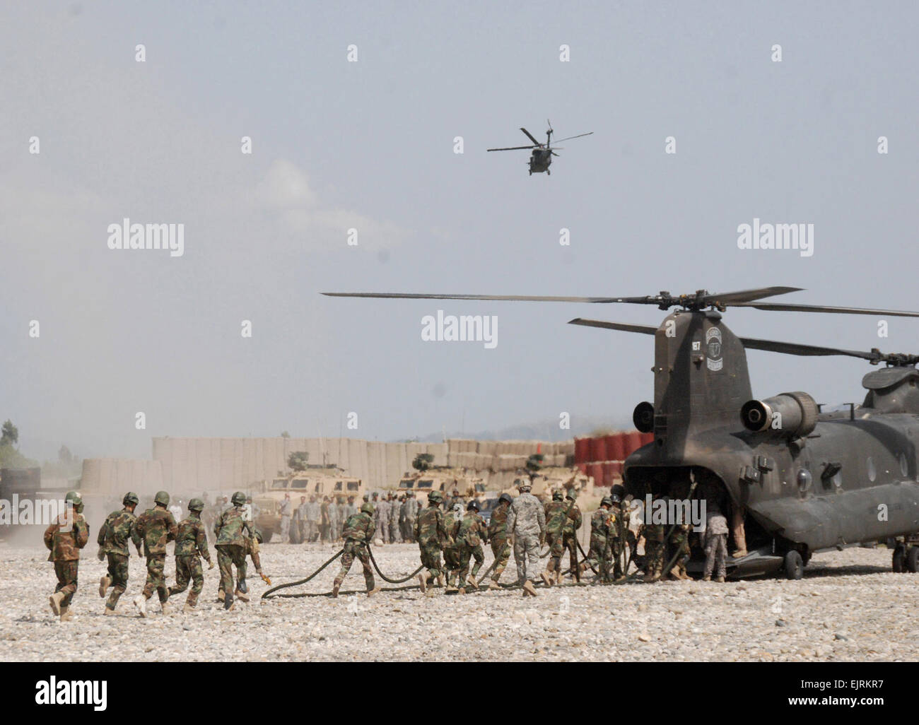 FORWARD OPERATING BASE FENTY, Afghanistan--afghanische Soldaten sicher ein Seil nach einen schnellen Abseilen Übung an einem Satelliten-Außenposten in der Nähe von FOB Fenty. Stockfoto