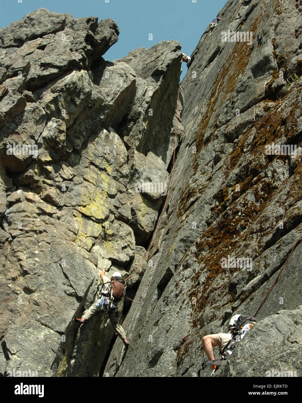 Green Berets der 1st Special Forces Group Airborne Klettern Castle Rock in der Nähe von Leavenworth, Washington Die Soldaten durchgeführten militärischen Bergsteigen training, um die Fähigkeiten zu erhalten, die ihnen ermöglichen, ihre Ziele in bergigem Gelände überall auf der Welt zu erreichen.  Staff Sgt Andrew Kosterman Stockfoto