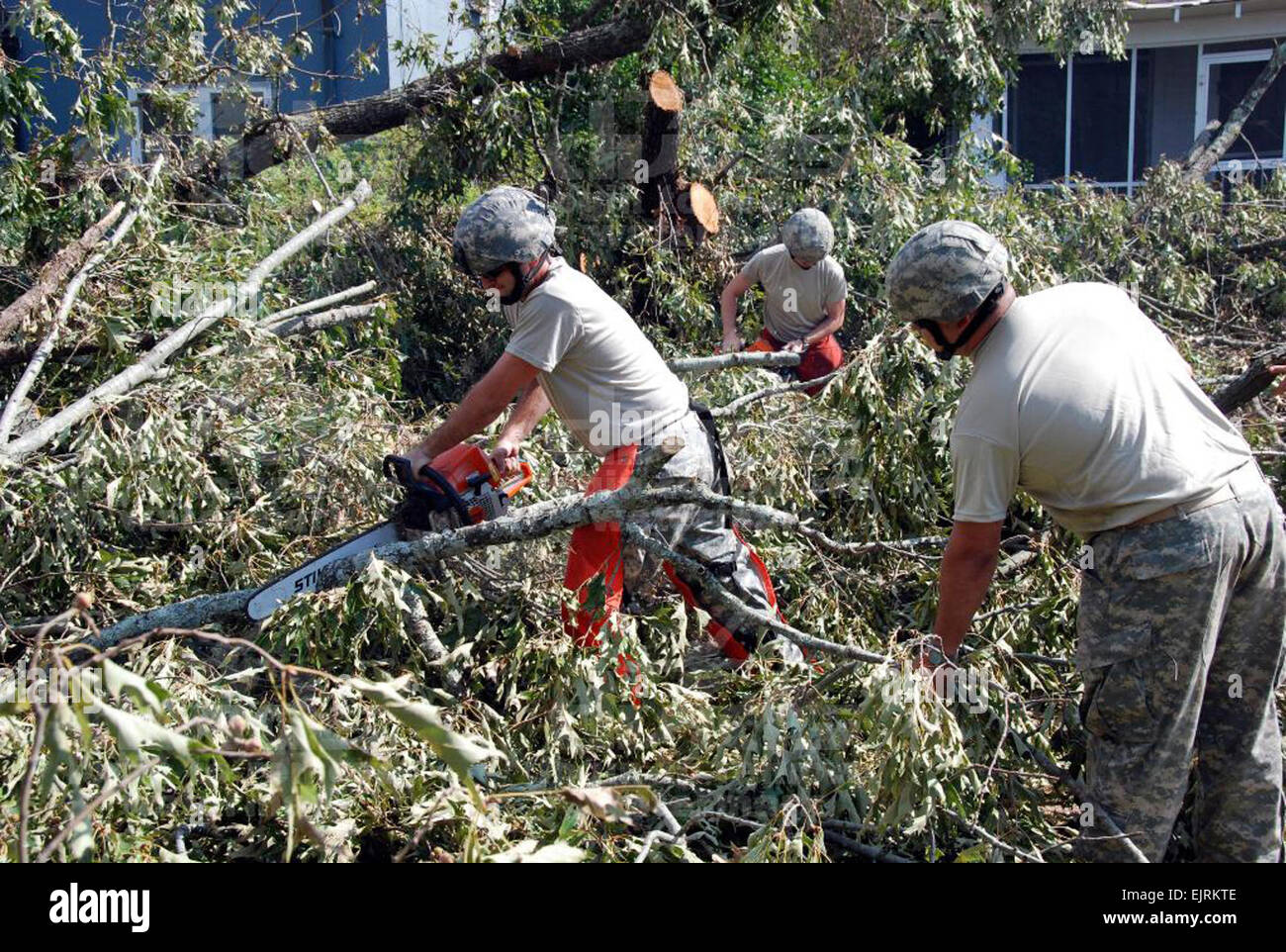 Louisiana National Guard 926th Ingenieur Mobilität Augmentee Gesellschaft von der 769th Pionier-Bataillon, die Reinigung der öffentlicher Straßen in Baton Rouge, Louisiana, von umgestürzten Bäumen in der Nachmahd von Hurrikan Gustav. Der 926th MAC verwendet Kettensägen zusammen mit Ellenbogen Fett um ihre Mission zu erfüllen. Stockfoto