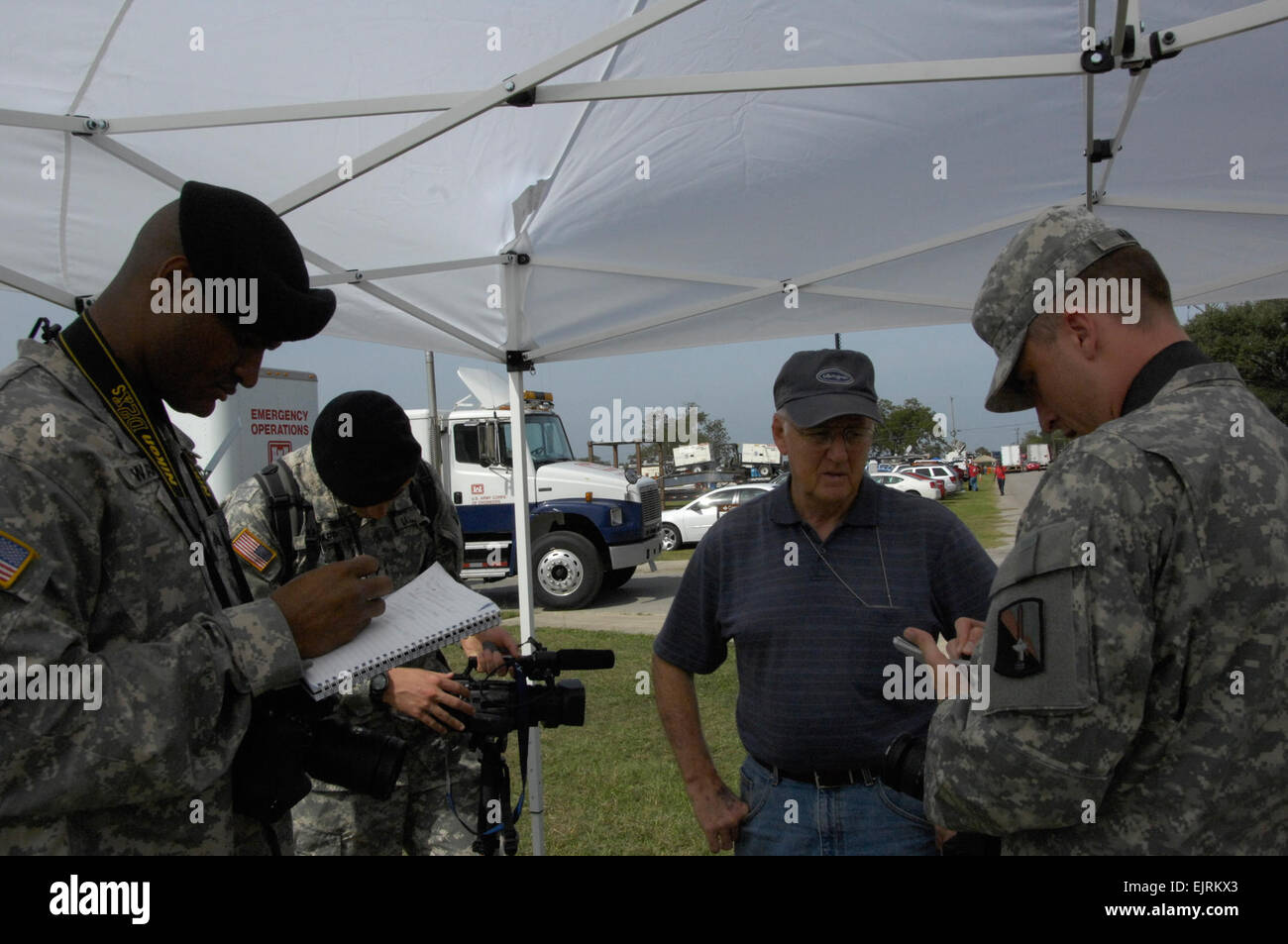 US Army Sergeant Sgt Teddy Wade und Private First Class PFC Sean Harp sprechen mit dem Direktor von Stage Management auf Fort Sam Houston befindet sich in San Antonio, TX am September 12,2008. PFC Nicole Brown veröffentlicht Stockfoto