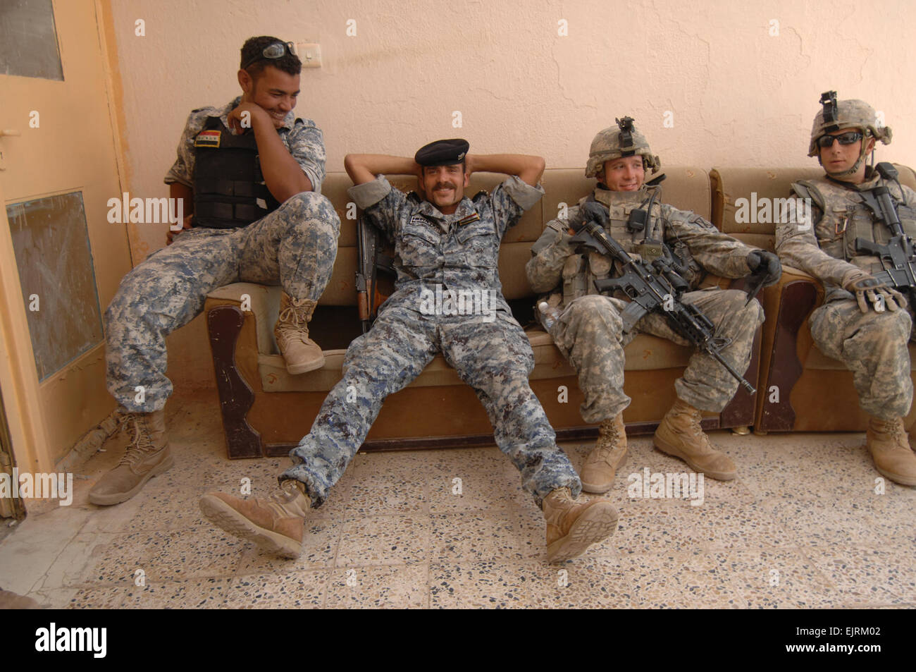 Irakische nationale Polizisten sitzen zwei US-Soldaten als Führer der Koalitionstruppen und irakischen Staats-und Regierungschefs treffen sich bei der Hawijah Joint Coordination Center, Irak, 20. September 2008 Sicherheitskräften. Stockfoto