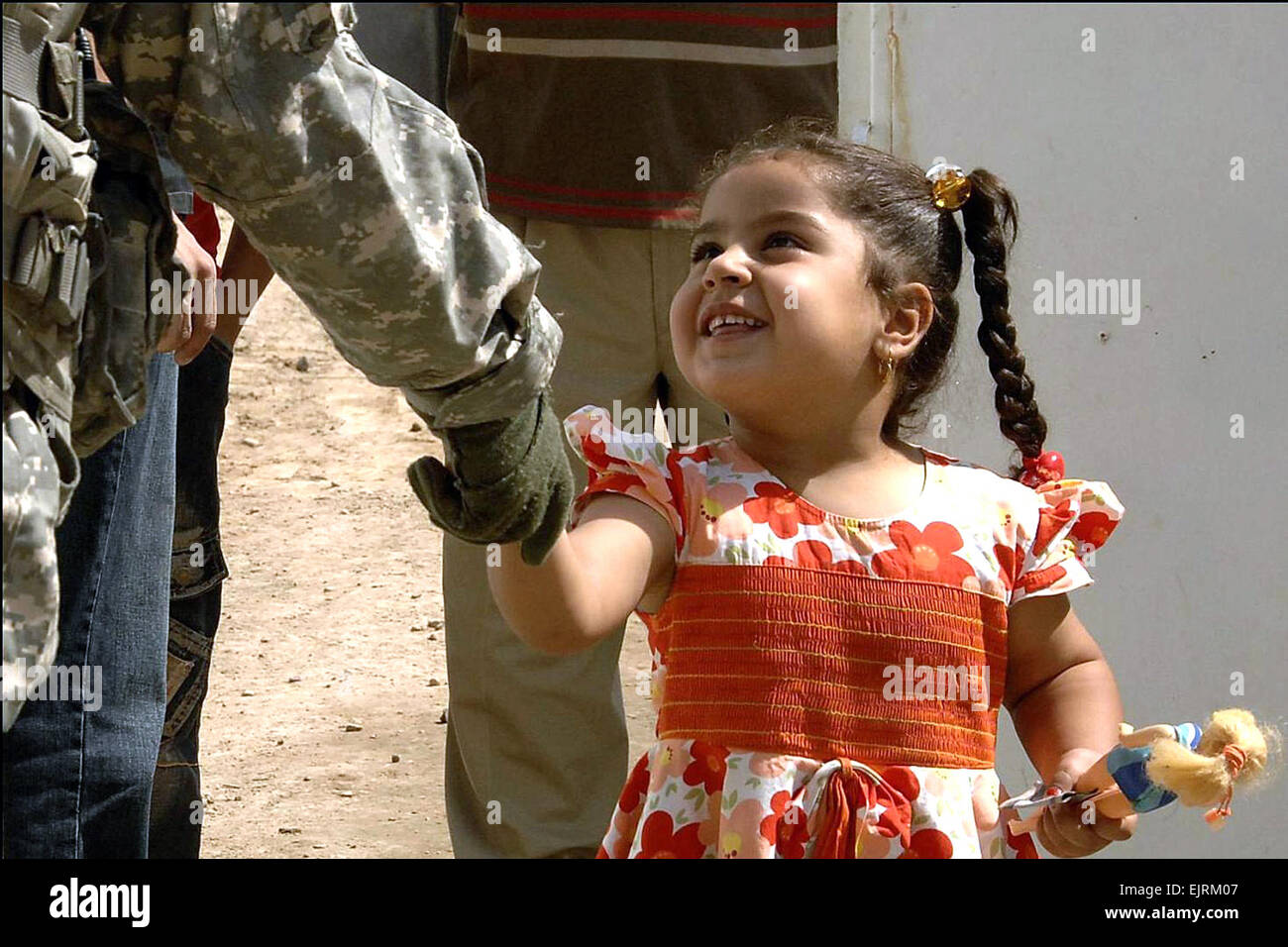 Ein junge irakische Mädchen schüttelt die Hand ein Soldat der US-Armee in der Nachbarschaft Aktivitäten Mitte im Gazaliyah Bezirk, Bagdad, Irak, 21. September 2008. Der Soldat ist der grüne Zug Bravo Truppe, 1. Staffel, 75. Kavallerie, 2nd Brigade Combat Team, 101. US-Luftlandedivision zugeordnet.   SPC. Charles W. Gill Stockfoto