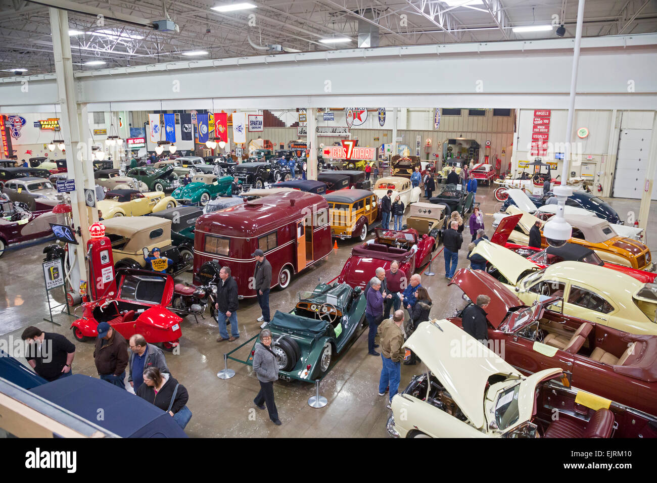 Chesterfield Twp., Michigan - Antik und Oldtimer Autos auf dem Display an Stahl Automotive-Stiftung. Stockfoto