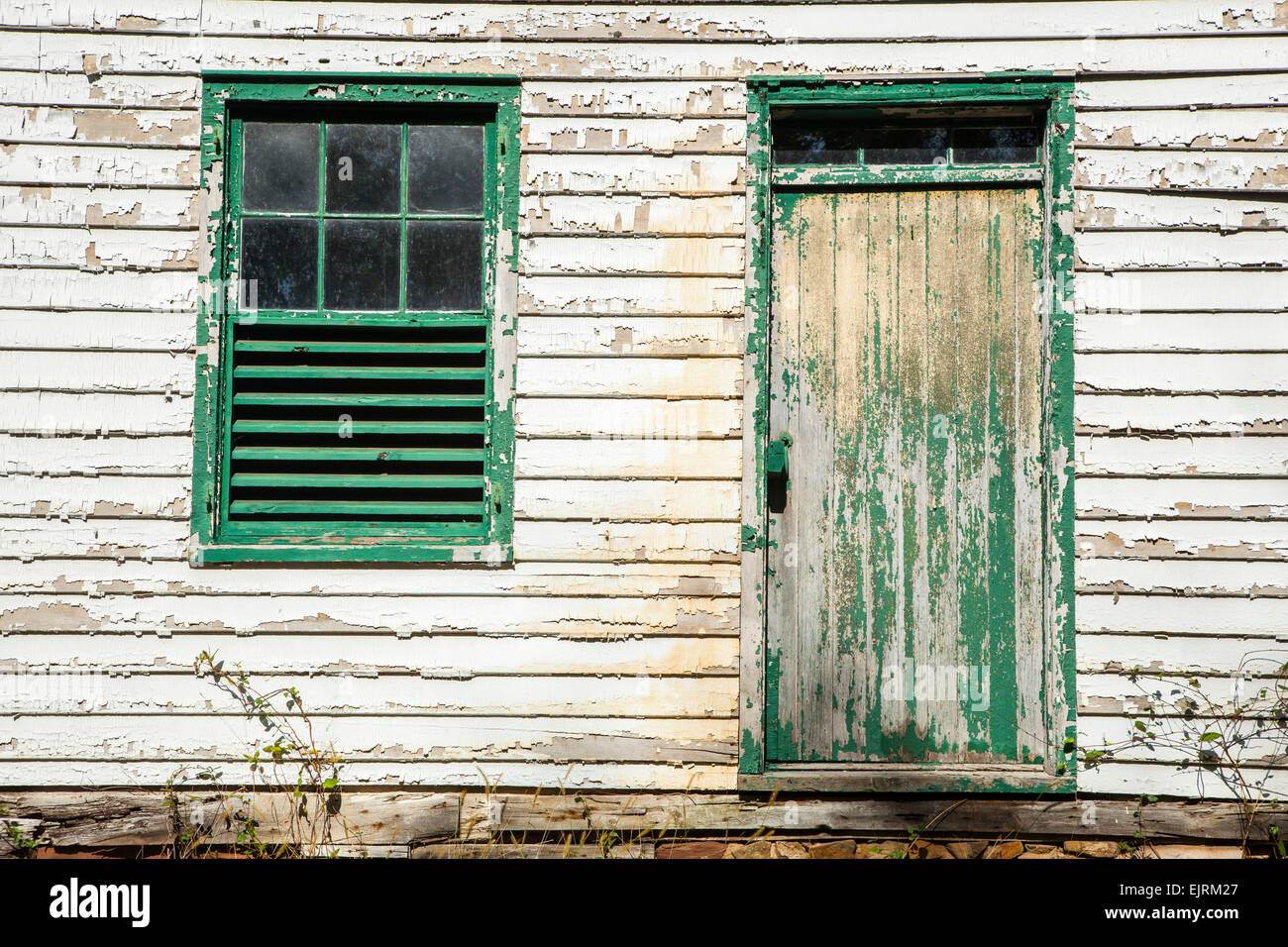 Architektonische Details zeigen, abblätternde Farbe und eine alte Fenster und Tür Stockfoto