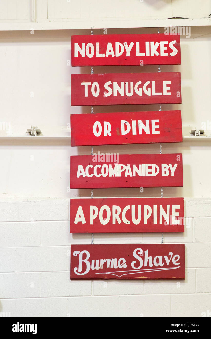 Chesterfield Twp., Michigan - Burma Shave Zeichen auf dem Display an Stahl Automotive-Stiftung. Stockfoto