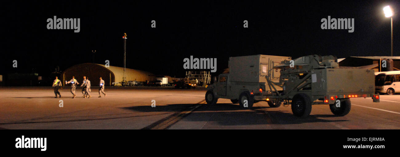 Soldaten mit Charlie Kompanie, 101. Division spezielle Truppen Bataillon, 101. US-Luftlandedivision, weisen den Weg über die Flightline Bagram Airfield, Afghanistan, für ein Humvee tragen eine gemeinsame Netzwerke Knoten und eine Satellitenschüssel im Schlepptau, Okt. 15.  Sobald die JNN und Satelliten der Landeplatz erreichen, werden sie mit Ketten in Vorbereitung zur Schlinge unter Chinook-Hubschrauber geladen werden am Morgen in eine andere Basis geflogen werden aufgebaut.  SPC. Mary L. Gonzalez, CJTF-101 Public Affairs Stockfoto