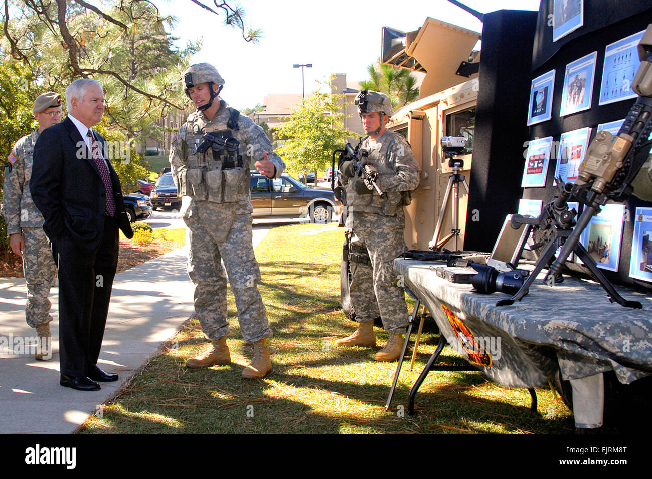 US-Verteidigungsminister Robert Gates spricht mit Soldaten aus der 4. psychologische Operationen Gruppe Airborne während eines Besuchs in Fort Bragg, N.C., 23. Oktober 2008. 4. POG ist der US-Armee nur Aktivaufgabe psychologische Operationen, deren Hauptaufgabe Psyop Army Special Operations Forces unterstützen wird.  SPC. Tony Hawkins, USASOC PAO Stockfoto