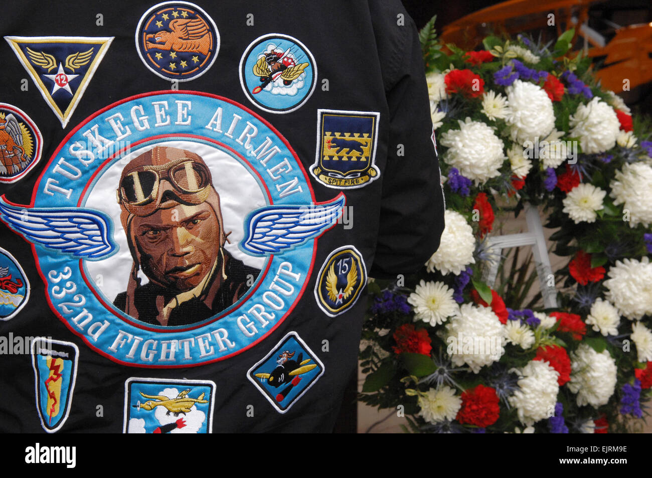 Die Tuskegee Airmen National Historic Site eröffnete Okt. 11 am Moton Field in Tuskegee, Alabama Die Website widmet sich der Tuskegee Airmen nicht mehr bei uns. Ein Denkmal für zwei der Flieger der verstorben war vor kurzem erkannt und ihre Asche wurden auf dem Flugplatz bestreut. Moton Field in den 1940er Jahren nur primäre Flug-Schulungseinrichtung für die erste afroamerikanischen pilot Kandidaten in das Army Air Corps war, sind diese Piloten als die Tuskegee Airmen bekannt. US Air Force Foto/Staff Sgt. Christine Jones Stockfoto