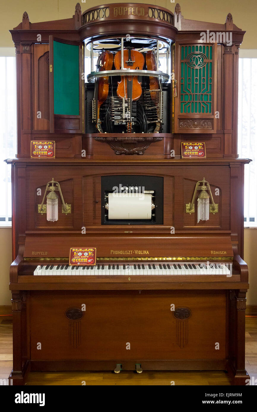 Chesterfield Twp., Michigan - ein 1926 Hupfeld Phonoliszt-Violina auf dem Display an Stahl Automotive-Stiftung. Stockfoto