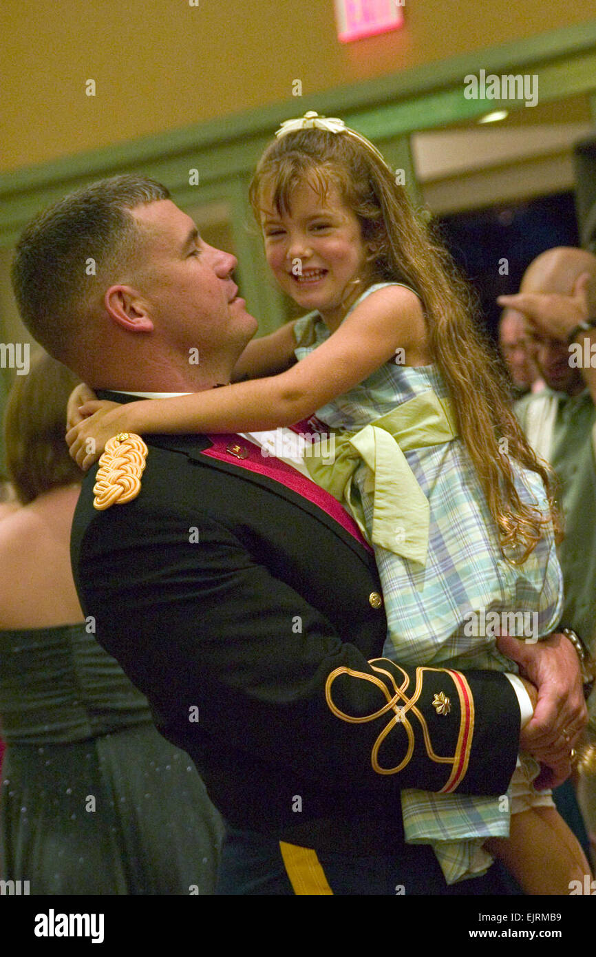 Generalmajor Don Ollar, 84. Pionierbataillon mit Tochter auf dem zweiten jährlichen Armed Services YMCA Vater-Tochter Ball, Samstag tanzt. Mehr als 250 Familienmitglieder tanzten die Nacht im Nehelani Ballroom, Erinnerungen für Soldaten und ihre Töchter zu schaffen. Stockfoto