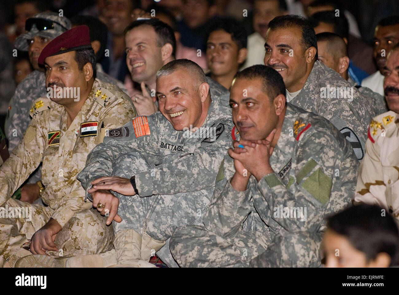 Oberst Philip Battaglia, Kommandant der langen Messer Brigade und andere Führer der irakischen genießen das Lehmhaus Spiel an der Zikkurat von ur, in der Nähe, von Tallil, Irak, 9. November.  SPC. Creighton Holub, 4. BCT PAO, 1. CAV div. Stockfoto