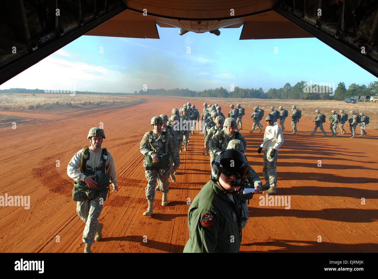 Fallschirme bereit, Soldaten aus der 82. US-Luftlandedivision und der United States Army Civil Affairs und psychologische Operations Command Airborne Flugzeug ein c-130 während der 11. jährliche Randy Oler Memorial Betrieb Spielzeug fallen hier am 6. Dezember. Stockfoto