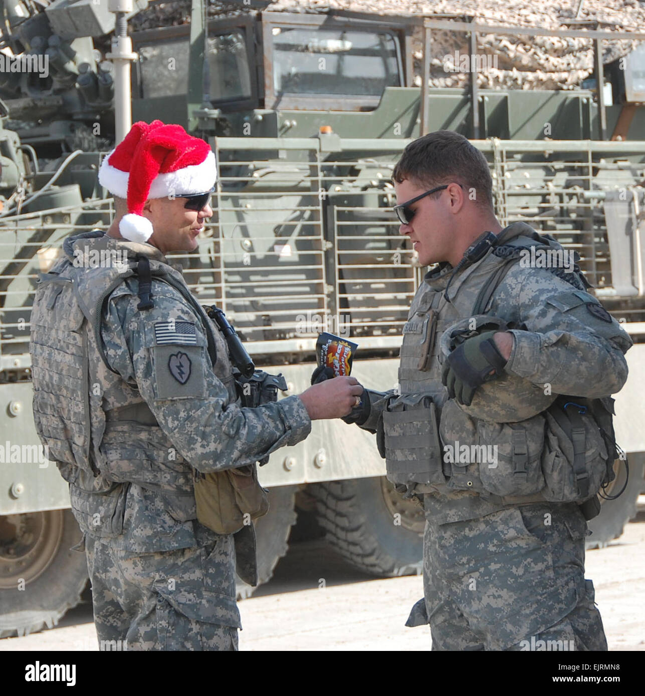 CAMP TAJI, Irak – Oberst Todd McCaffrey links, ein Eingeborener von Hudson, Ohio, und Commander, 2nd Stryker Brigade Combat Team "Krieger," 25. Infanterie-Division, Multi-National Division – Bagdad, wünscht schöne Ferien und fördert ein Soldat, 1. Bataillon, 21. Infanterie-Regiment, "Löffelbohrer," 2. SBCT auf "Finish Strong" während seines Besuchs in gemeinsamen Sicherheit Station Nassir Wa Salam, westlich von Bagdad Dez. 25 zugeordnet. Die "Finish Strong" Kampagne fordert Krieger Soldaten im Irak gegen die Selbstzufriedenheit in den letzten zwei Monaten.  2. SBCT PAO, 25. inf div., Generalmajor Al Hing, MND-B Stockfoto