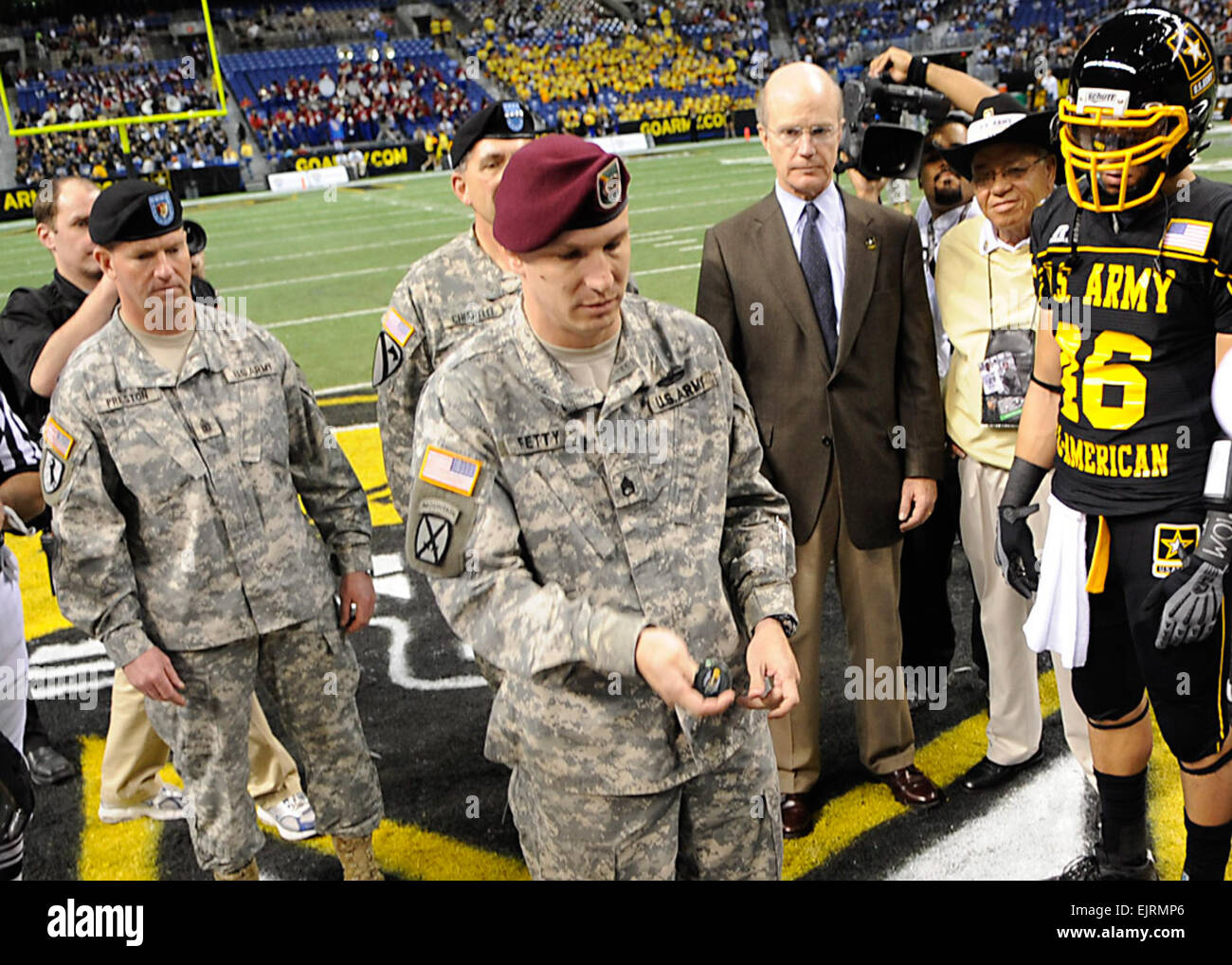 Staff Sgt Jason T. Fetty wirft die Münze um die All-American Bowl 2009 in der Alamodome in San Antonio, Texas zu beginnen. Fetty ist eine zivile Angelegenheiten NCO in Fort Bragg, N.C., und war 85 Soldat-Helden, die Armee während der Pre-game Aktivitäten darstellt. Sergeant-Major der Armee Kenneth O. Preston, Armee Vice Chief Of Staff General Peter W. Chiarelli und Secretary Of The Army Pete Geren unterstützt die zeremonielle werfen.  Benjamin Faske Osten Niederlagen West während der All-American Bowl /-news/2009/01/05/15524-east-defeats-west-during-all-american-bowl/ Stockfoto