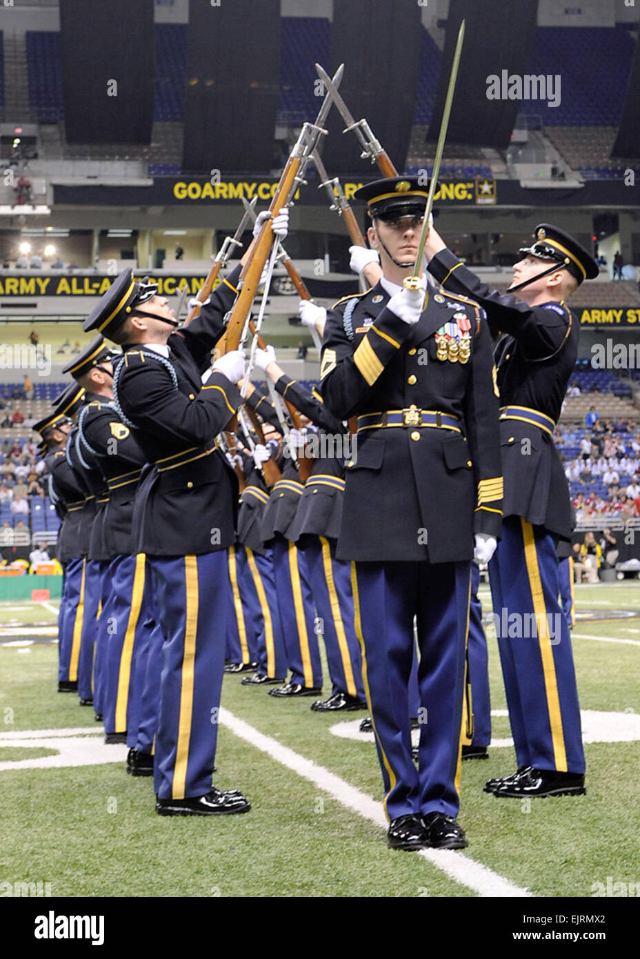 Die US-Army Drill Team nutzt Bajonett-bestückte 1903-Stil Springfield Gewehre während einer Demonstration ihres Könnens während der Pre-game Aktivitäten vor dem Start des All-American Bowl-Highschool-Football-Spiel in der Alamodome in San Antonio, Texas. Das Team ist Teil der 3. US Infanterie "Alten Garde" Osten Niederlagen West während der All-American Bowl /-news/2009/01/05/15524-east-defeats-west-during-all-american-bowl/ Stockfoto