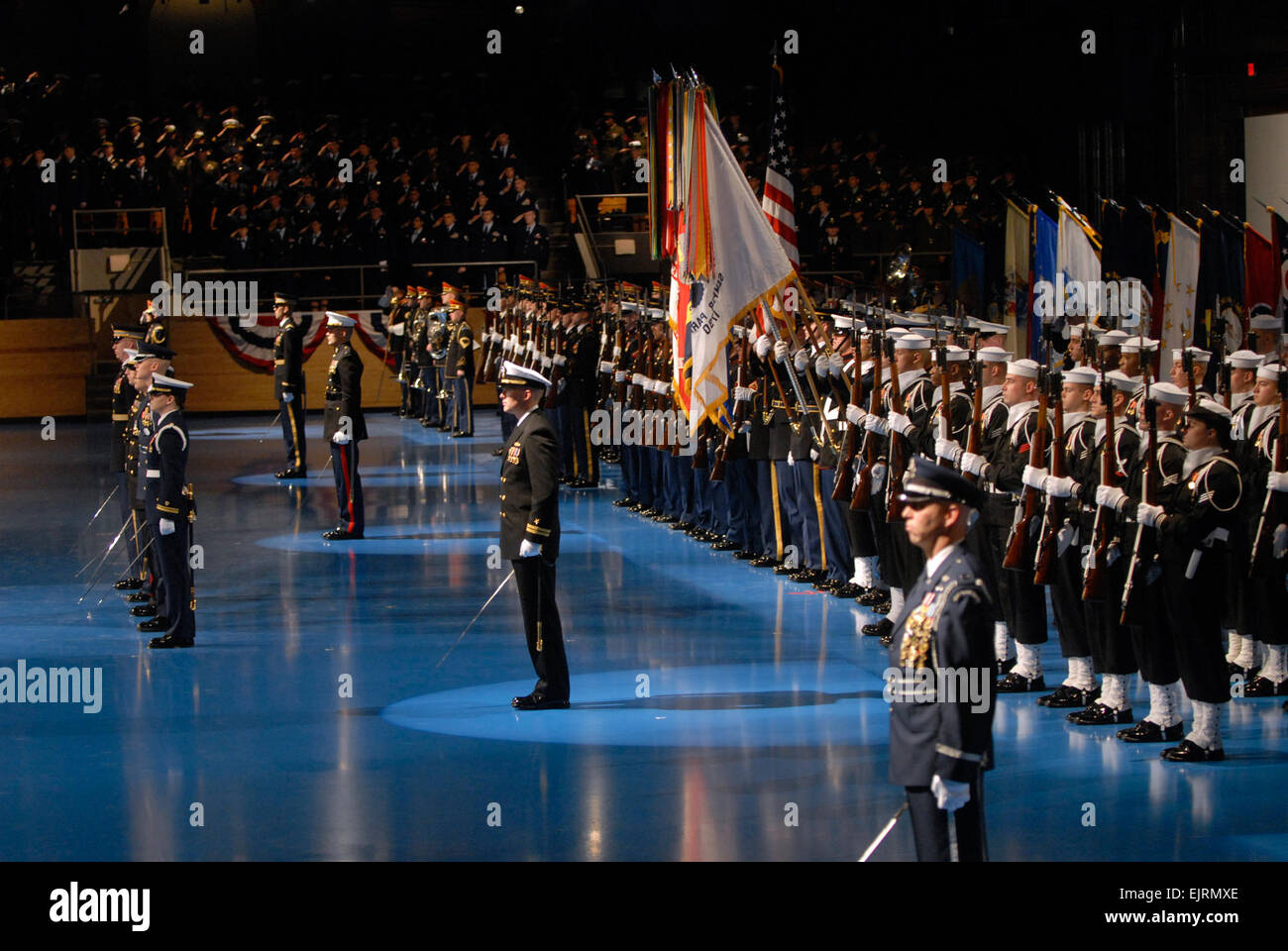 Mitglieder des gemeinsamen feierlichen Ehrengarde und gemeinsamen feierlichen Color Guard stehen in Formation während der Abschiedszeremonie Tribut Streitkräfte zu Ehren von Präsident George W. Bush in Fort Myer. Stockfoto