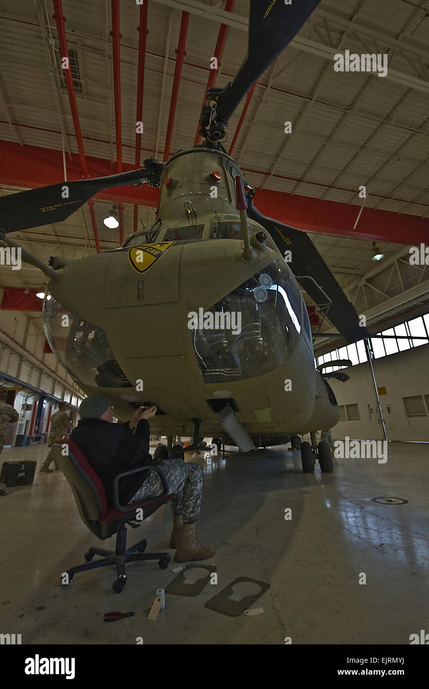 Während eine 180-Tage-Korrosion-Inspektion in einem CH-47F Chinook Helikopter Spc. Kevin Thomson aus Sacramento, Kalifornien entfernt ein Soldat in Unternehmen D, 2. General Support Aviation, 227. Aviation Regiment, 1st Air-Kavallerie-Brigade, 1. Kavallerie-Division, eine Suche leichte Montage, Flugsteuerung für Korrosion und allgemeine Abnutzung auf Flugzeug-Komponenten, Kapuze Army Airfield, Fort Hood, Texas zu überprüfen , Jan. 14. Stockfoto