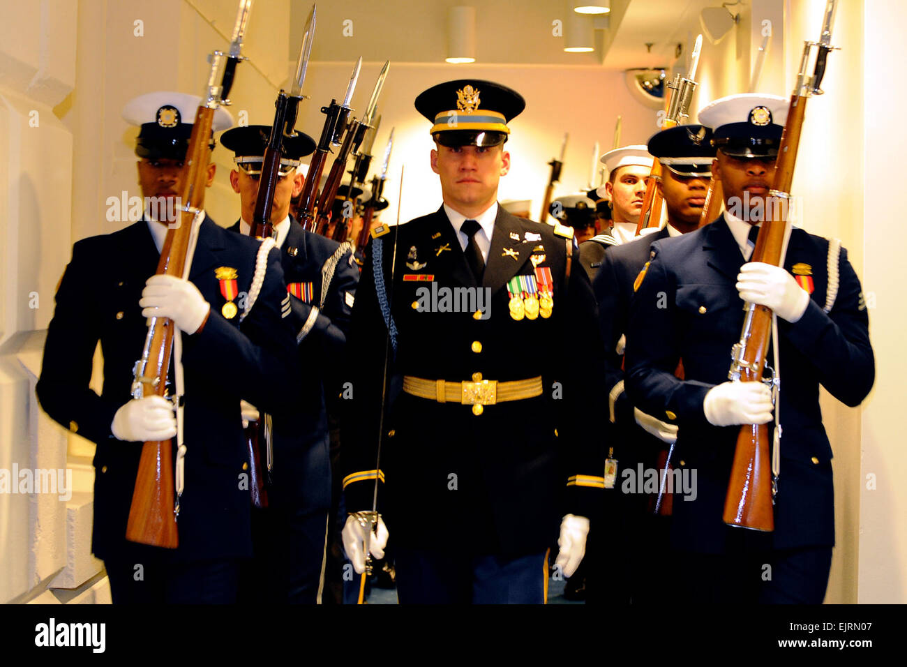 Mitglieder der gemeinsamen Ehre Cordon tragen Waffen im Hafen Arms, wie sie auf dem US-Kapitol für die 56th Presidential Inauguration in Washington, D.C., 20. Januar 2009 beginnen vorbereiten. Mehr als 5.000 Männer und Frauen in Uniform bieten zeremonielle Militärhilfe zur Amtseinführung Präsidenten, eine Tradition, die auf Washingtons 1789 Einweihung zurückgeht.   Techn. Sgt Suzanne M. Day Stockfoto