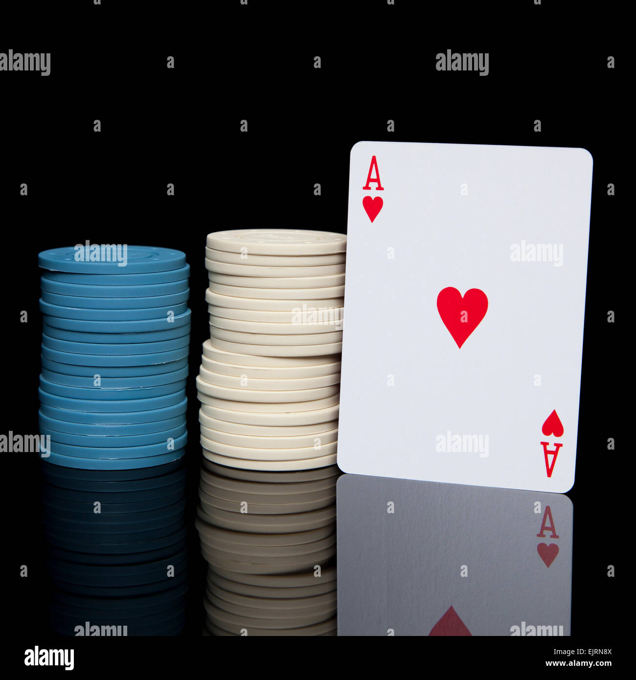 Zwei Stapel von blauen und weißen Poker chips mit einem Ass Herz-Karte auf eine glänzende schwarze Oberfläche reflektiert Stockfoto