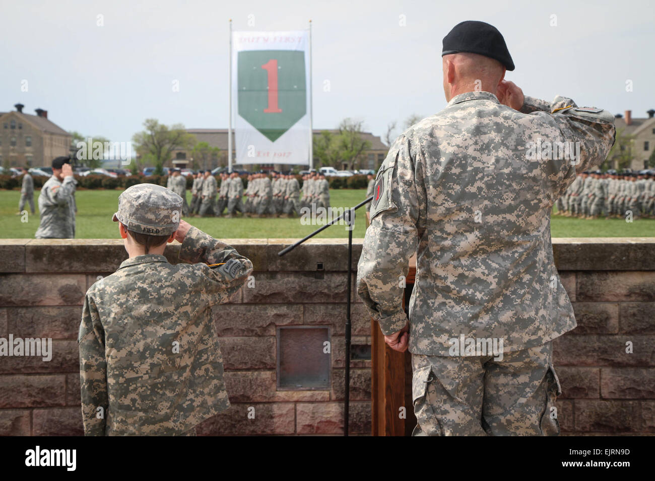 Command Sergeant Major Ian Field rechts und links Oberstleutnant James Lander der eingehenden Kommandant des 1. Bataillons, 28. Infanterie-Regiment, 4th Infantry Brigade Combat Team, 1st Infantry Division, Gruß während eines Durchgangs im Rückblick auf das Bataillon Änderung der Befehl Zeremonie 8.Mai auf Kavallerie Parade Field bei Fort Riley, Kansas Die 9-jährige besucht das Bataillon durch Make-A-Wish Amerika, er mehrere Tage mit dem "schwarzen Löwen" um seinen Traum, ein Soldat zu erreichen vor zwei Jahren. Er kehrte seine Einheit für die Änderung der Befehl Zeremonie.  Sgt. Scott Lamberson Stockfoto