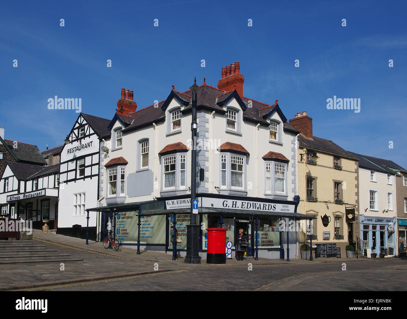 Geschäfte und Tea Rooms / Cafés nur aus Lancaster Square, Conwy, North Wales, UK. Stockfoto
