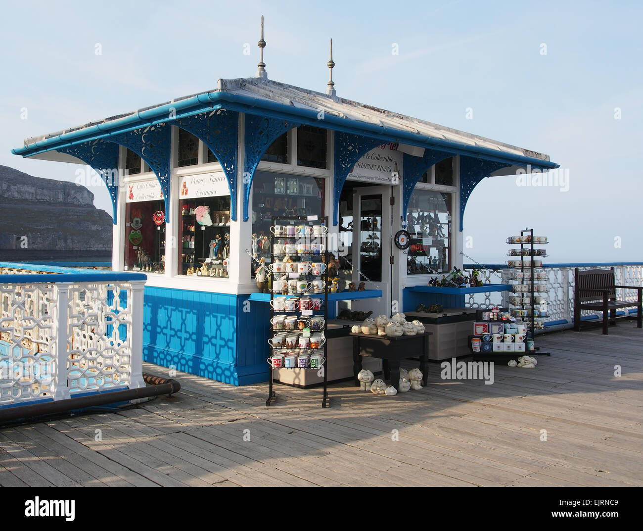 Eines der malerischen kleinen Souvinir Geschäfte auf Llandudno Pier in Wales, UK. Stockfoto
