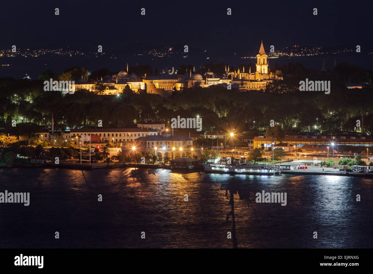Palast Topkapi bei Nacht vom Galata Turm, Istanbul, Türkei. Stockfoto