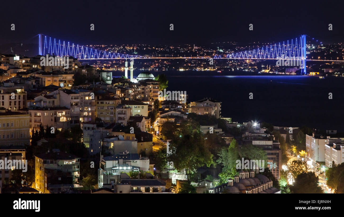Bosporus-Brücke bei Nacht vom Galata Turm, Istanbul, Türkei. Stockfoto