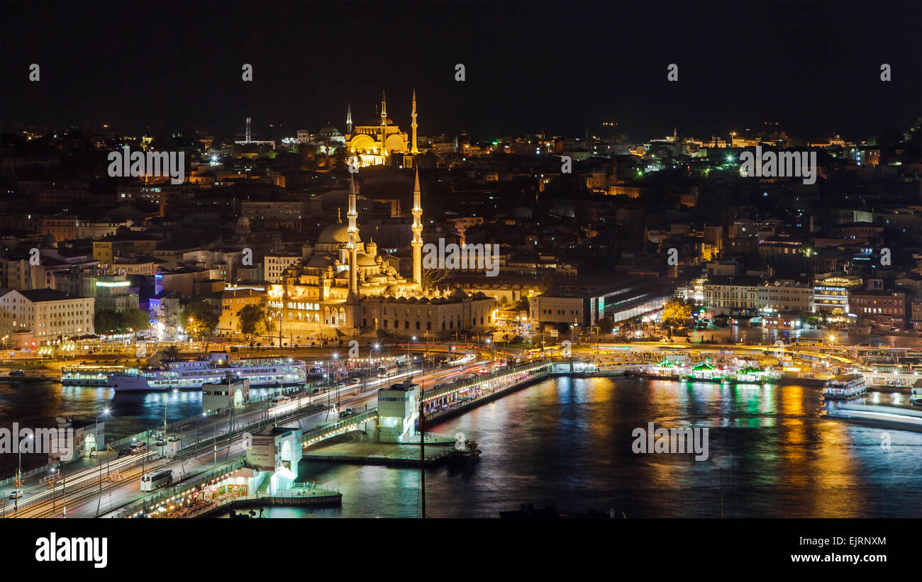 Eminönü Nachbarschaft bei Nacht vom Galata Turm, Istanbul, Türkei. Stockfoto