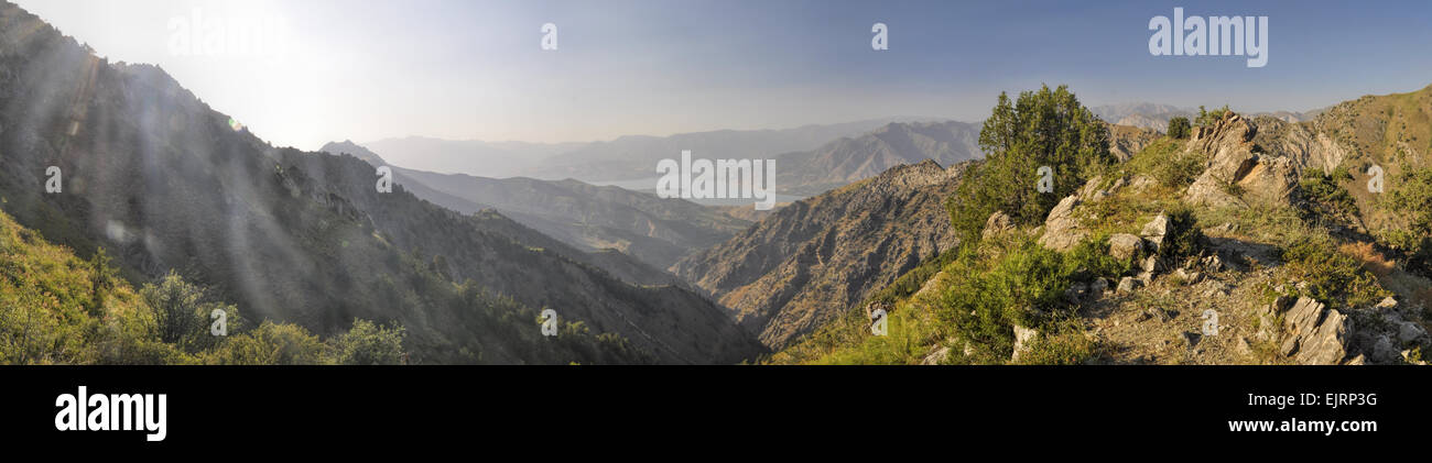 Malerische Panorama der Berglandschaft des Tian Shan Gebirges in der Nähe von Tschimgan in Usbekistan Stockfoto